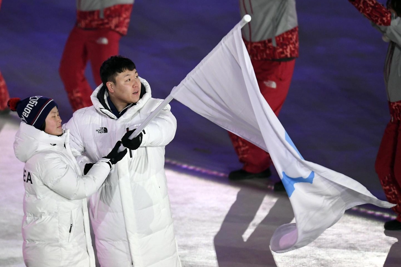 I due portabandiera della delegazione mista della Corea (Ansa)