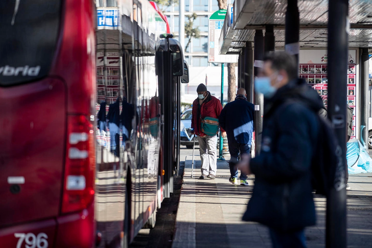 Arrivano i rincari per il trasporto pubblico (Ansa)