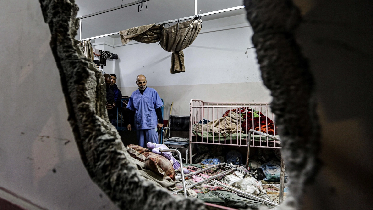 Distruzione nell'ospedale Nasser (Ansa)