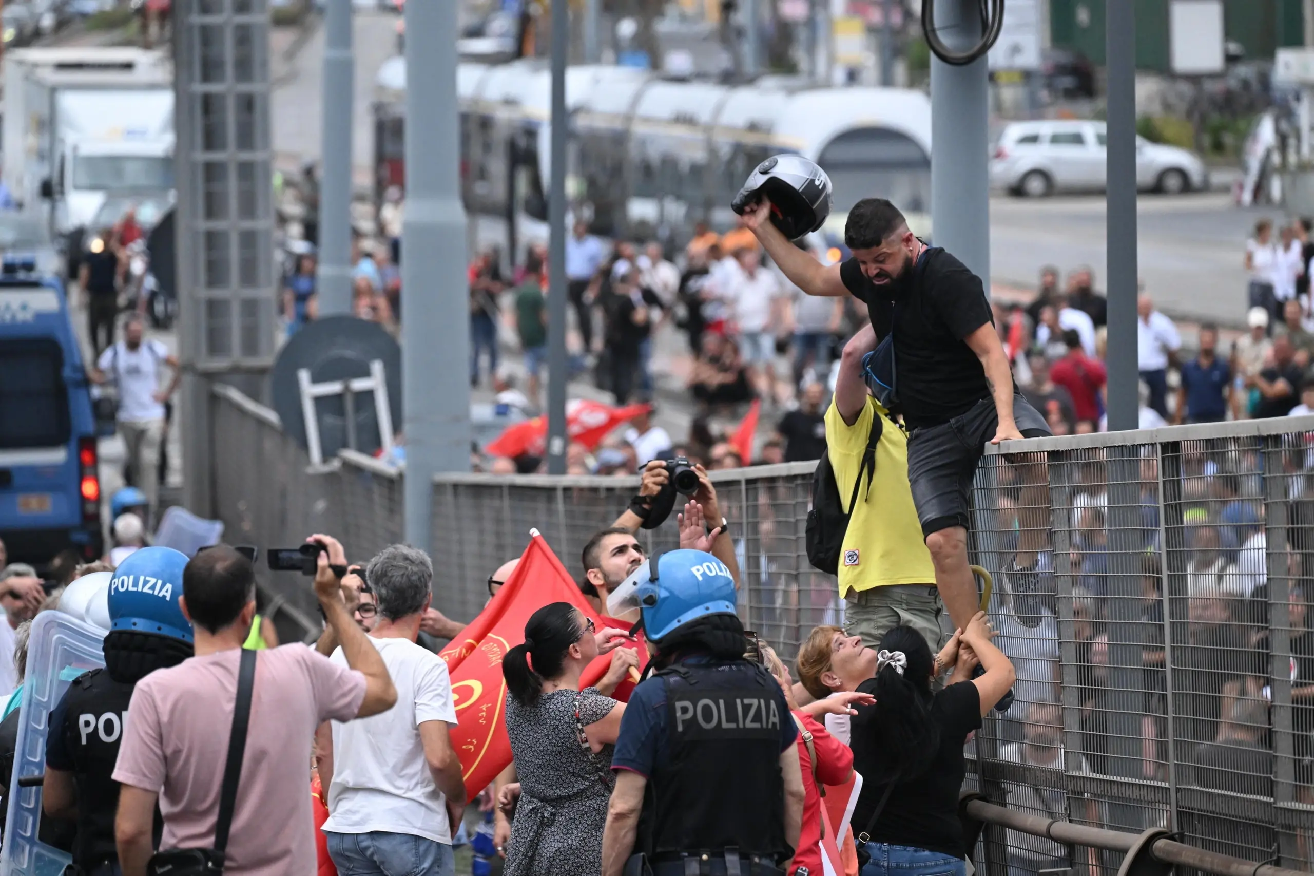 Reddito Cittadinanza, Ancora Proteste A Napoli: In 400 Bloccano Il ...