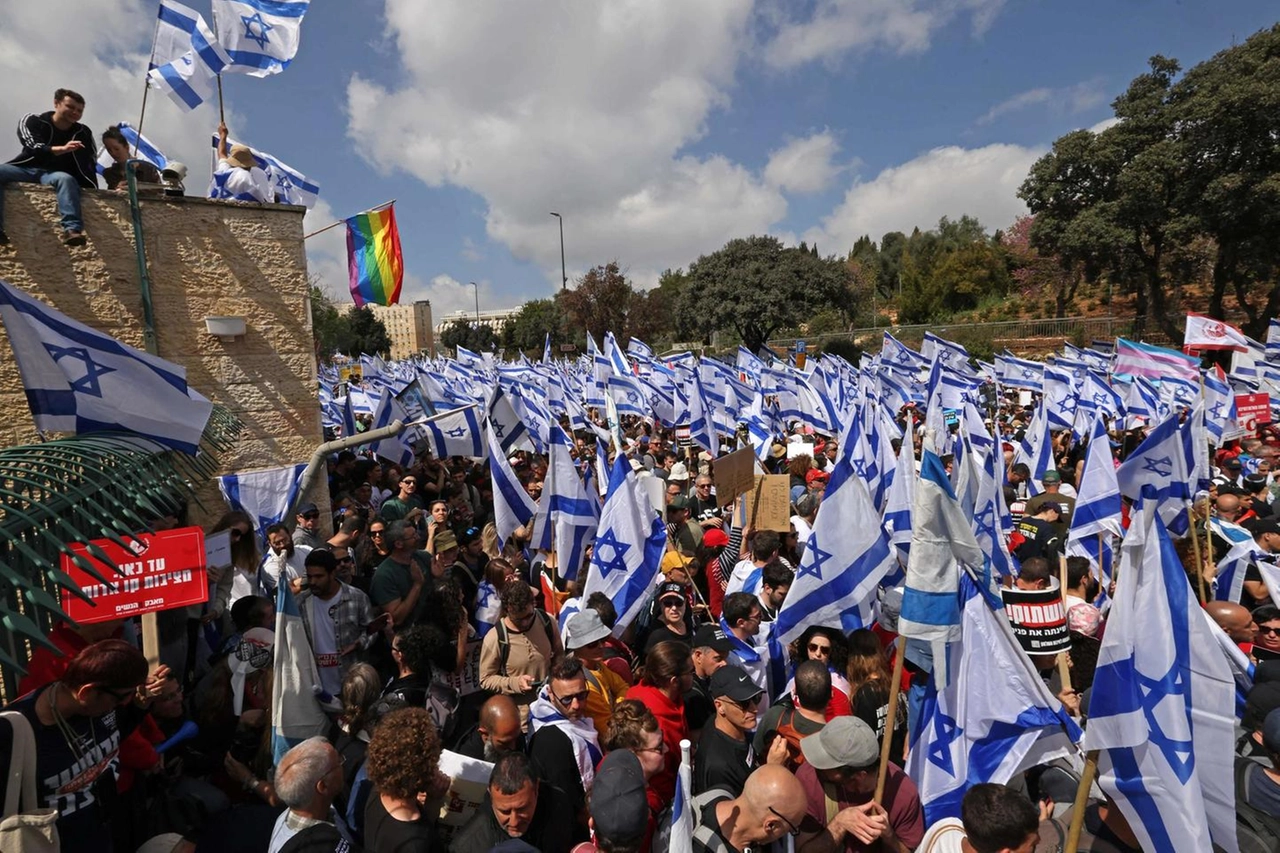 Manifestanti intorno al parlamento israeliano a Gerusalemme (Ansa)