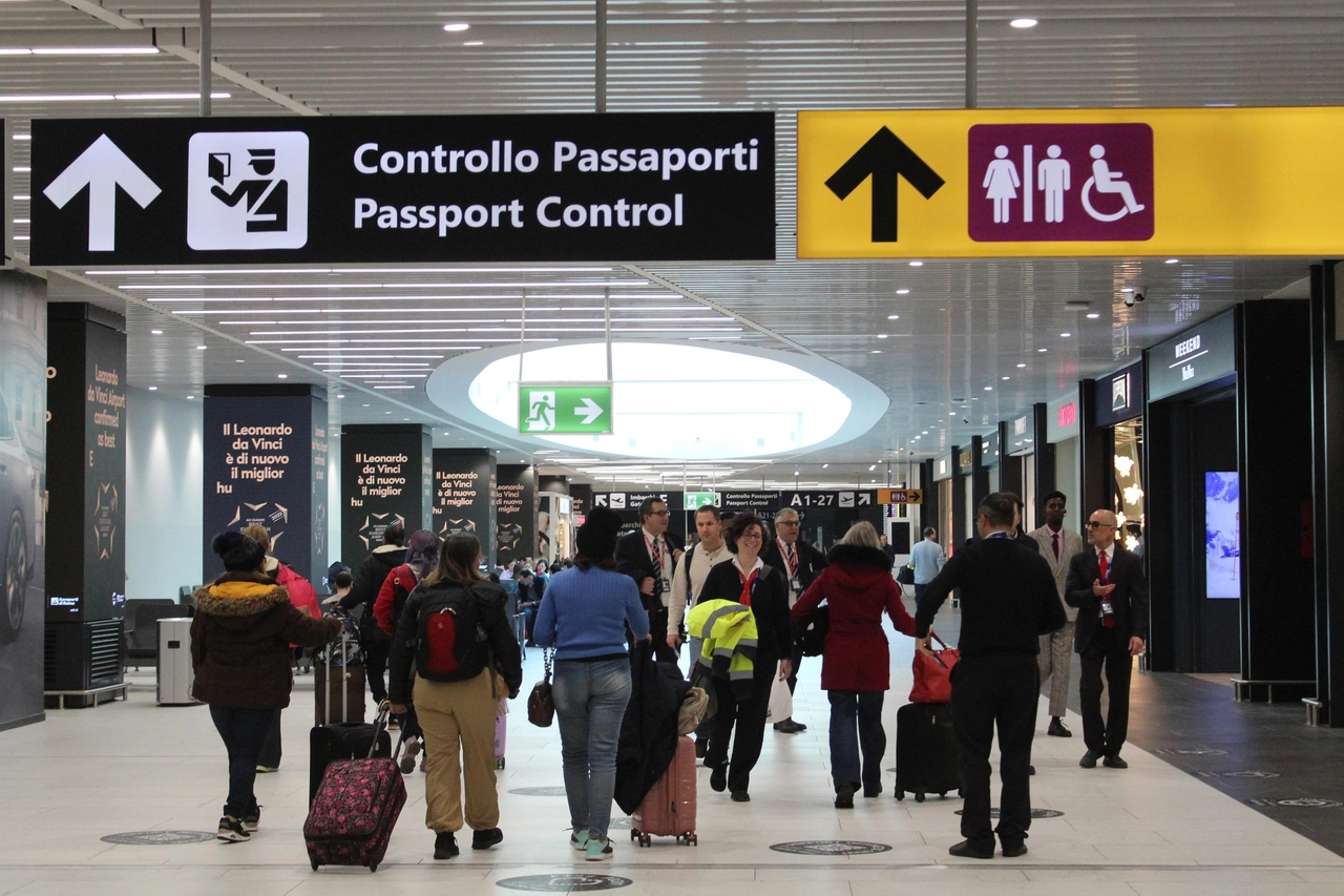 Viaggiatori all'aeroporto di Fiumicino