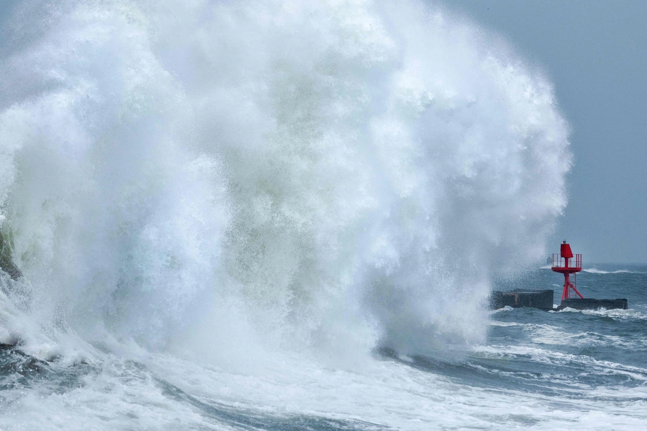 Oceano in burrasca a Pospoder, in Francia (Ansa)