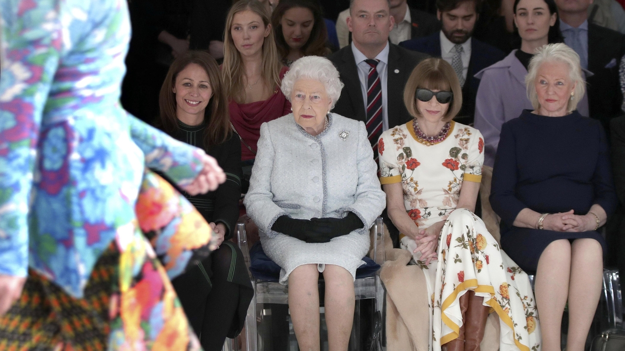 Anna Wintour assiste a una sfilata accanto alla regina Elisabetta (Ansa)