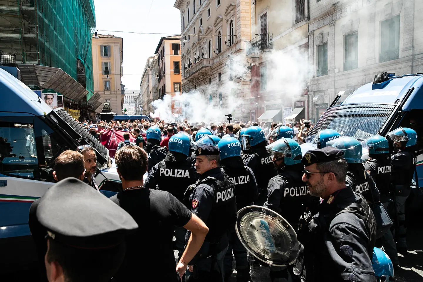 Protesta taxi a Roma, terzo giorno: bombe carta a via del Corso