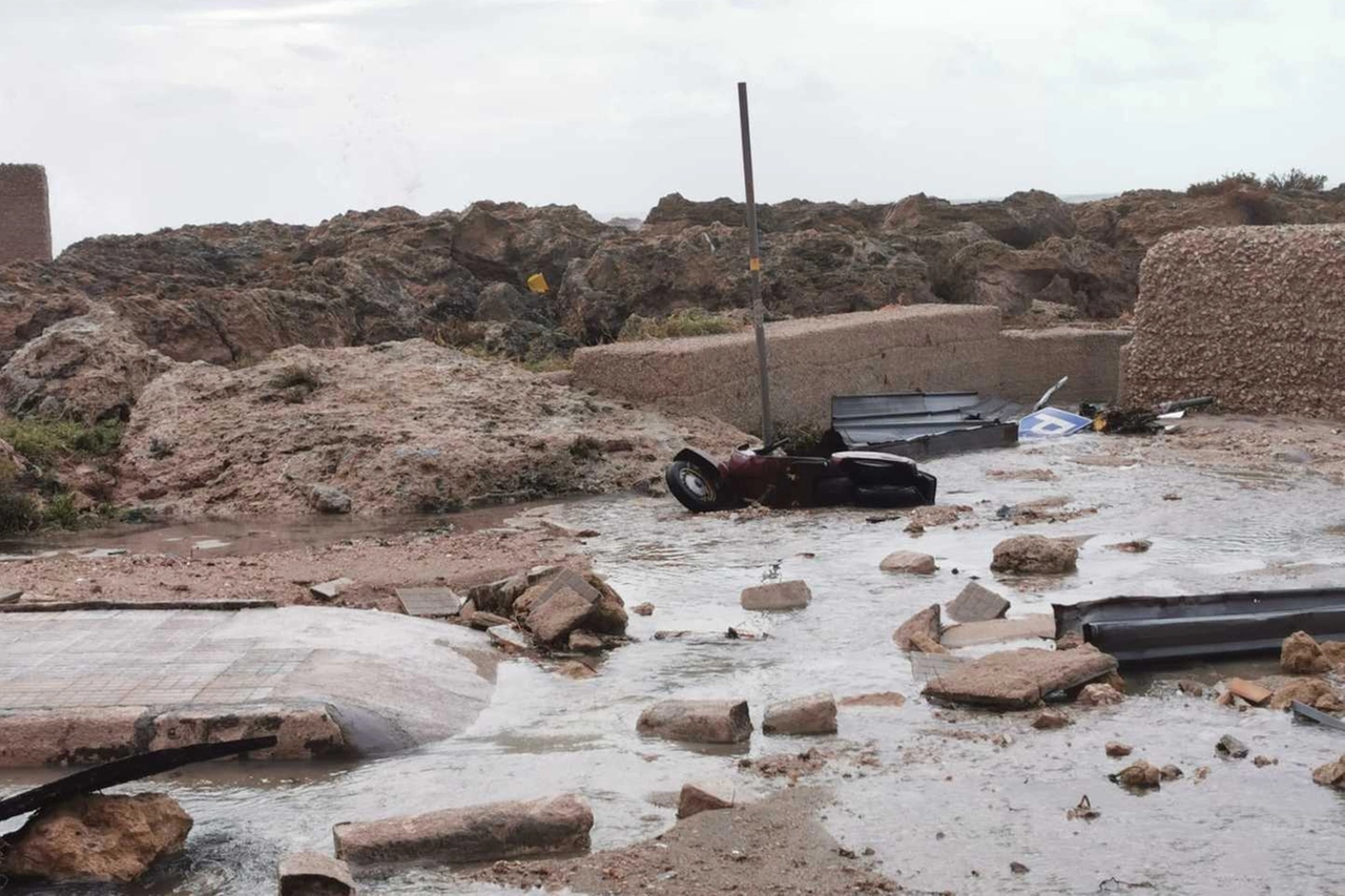 Tromba d'aria in Salento, i danni a Porto Cesareo (foto Dire)