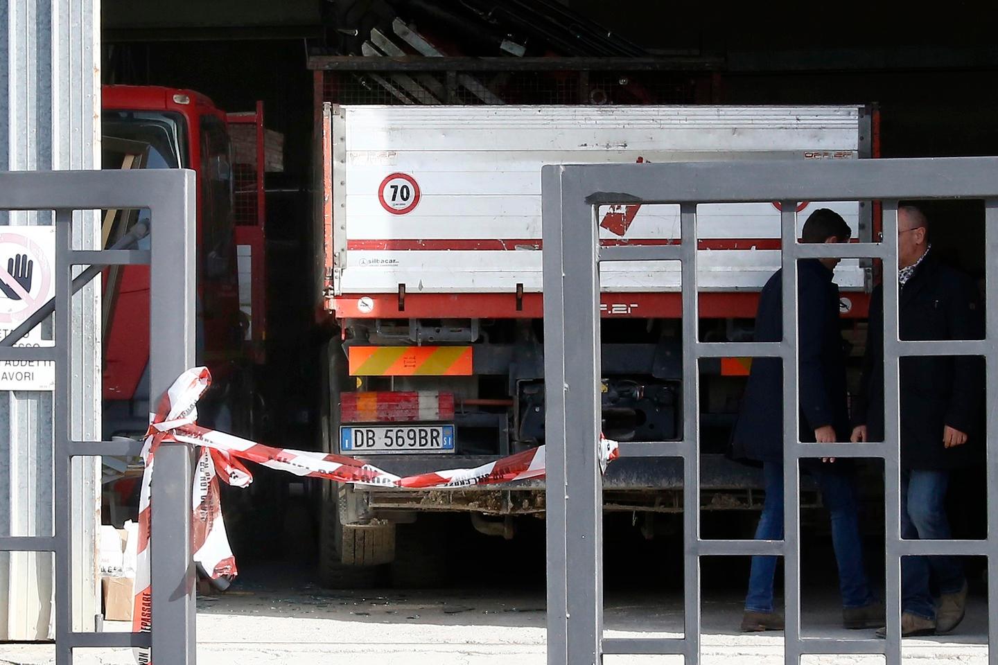 Schiacciato Tra Due Camion, Muore Nella Ditta Edile Del Padre