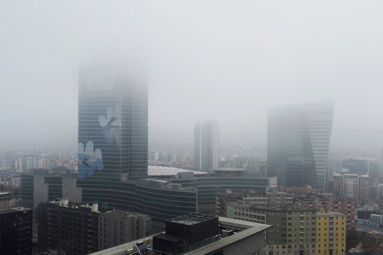 Milano, nebbia e smog (Ansa)