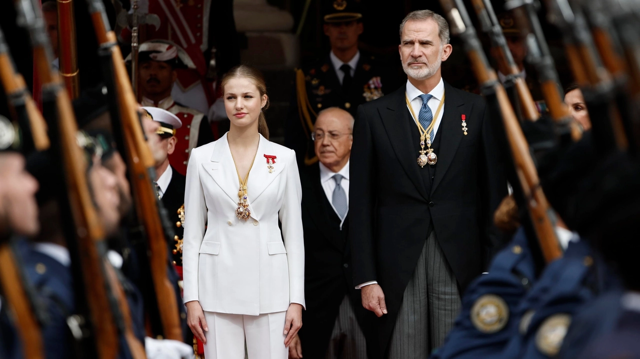 La principessa Leonor con il re Felipe VI (Ansa)