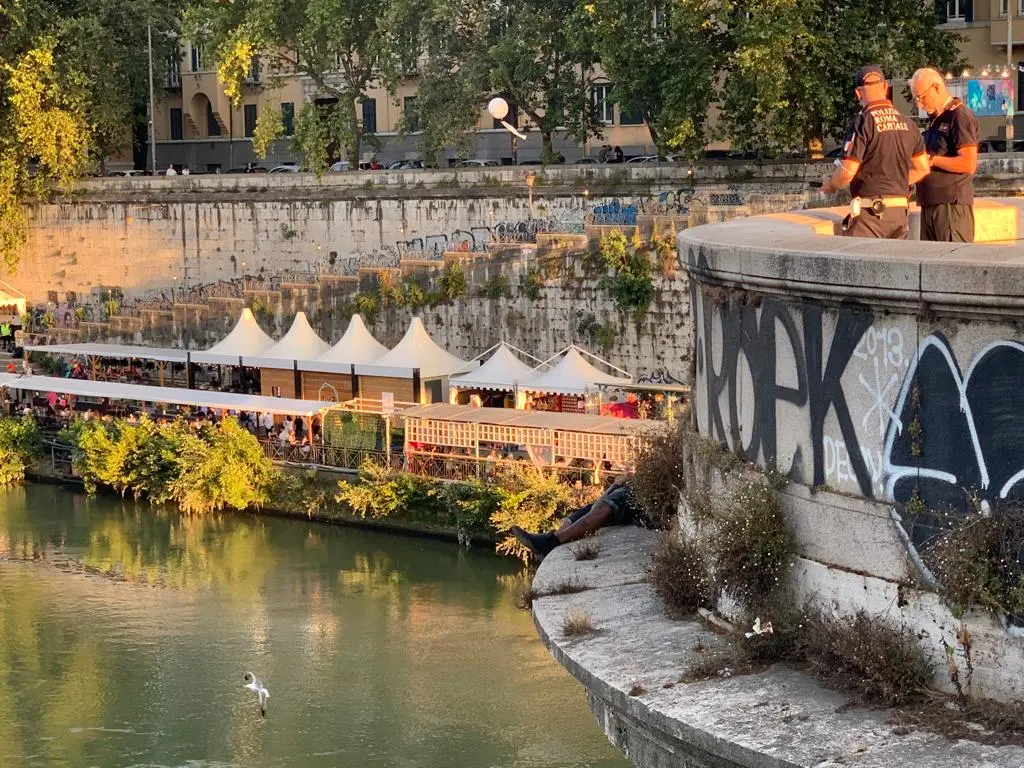 Roma, ragazzo privo di sensi steso sul cornicione del Ponte Garibaldi / FOTO