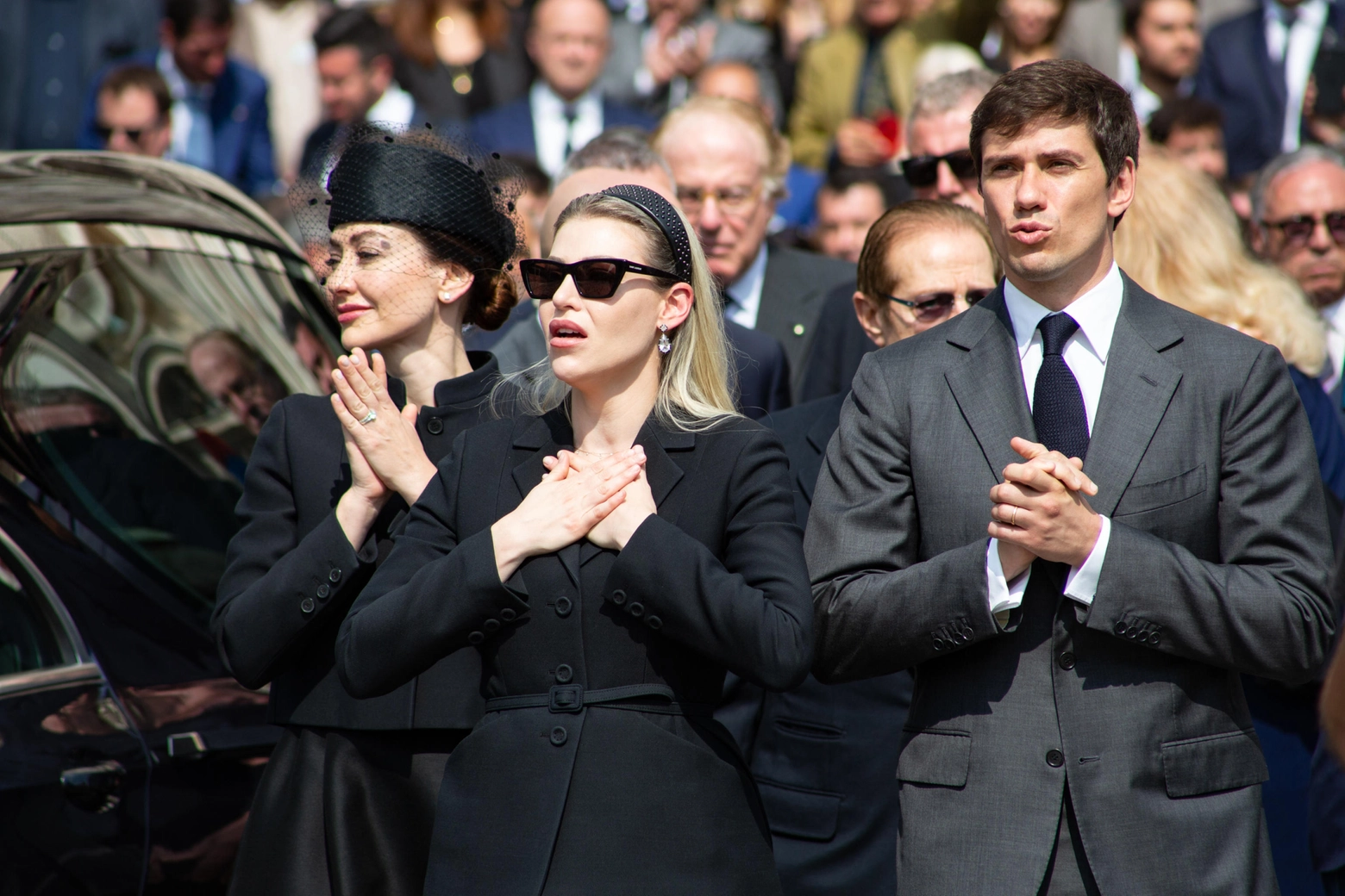 Luigi Berlusconi ai funerali del padre, accanto le sorelle maggiori Eleonora (a sinistra) e Barbara - Foto Ansa