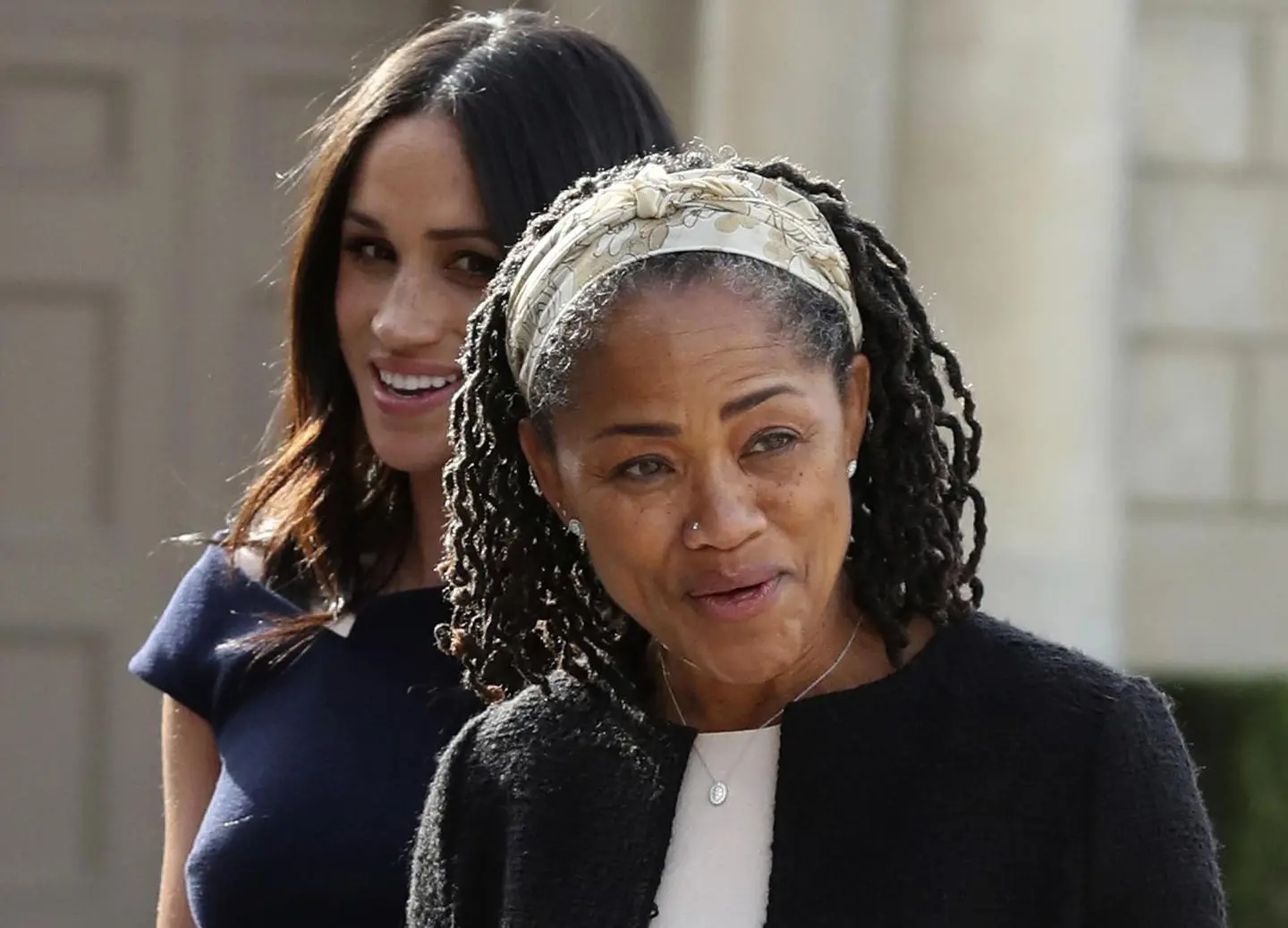 Meghan Markle, la mamma e il té con la Regina (che stravede per Harry)