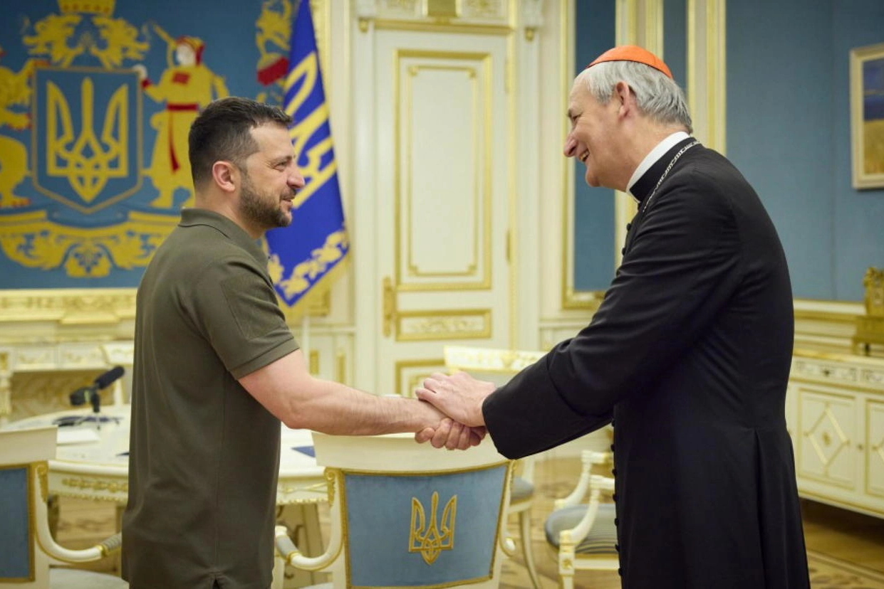 Il presidente ucraino Volodymyr Zelensky con il cardinale Matteo Zuppi