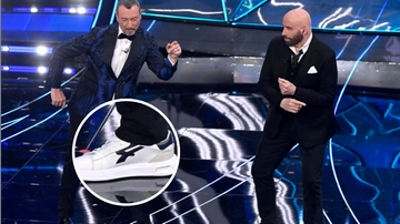 Che scarpe ha indossato John Travolta a Sanremo e perché hanno sollevato un polverone