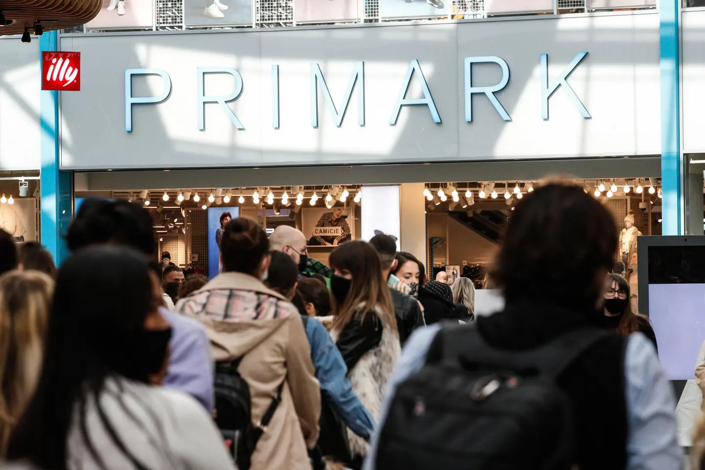 Centro commerciale Maximo, code per il Black Friday a Roma