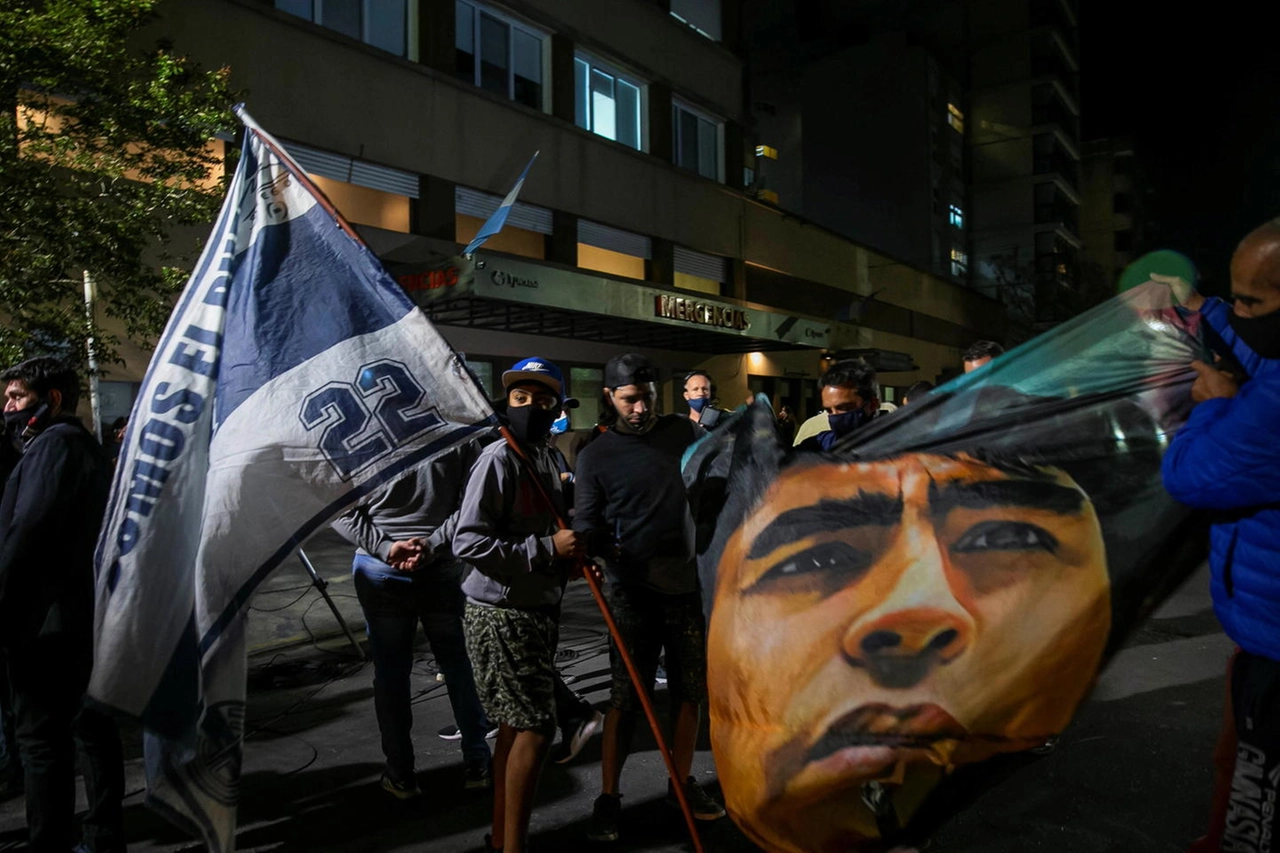 Diego Armando Maradona ricoverato in clinica a La Plata (Ansa)