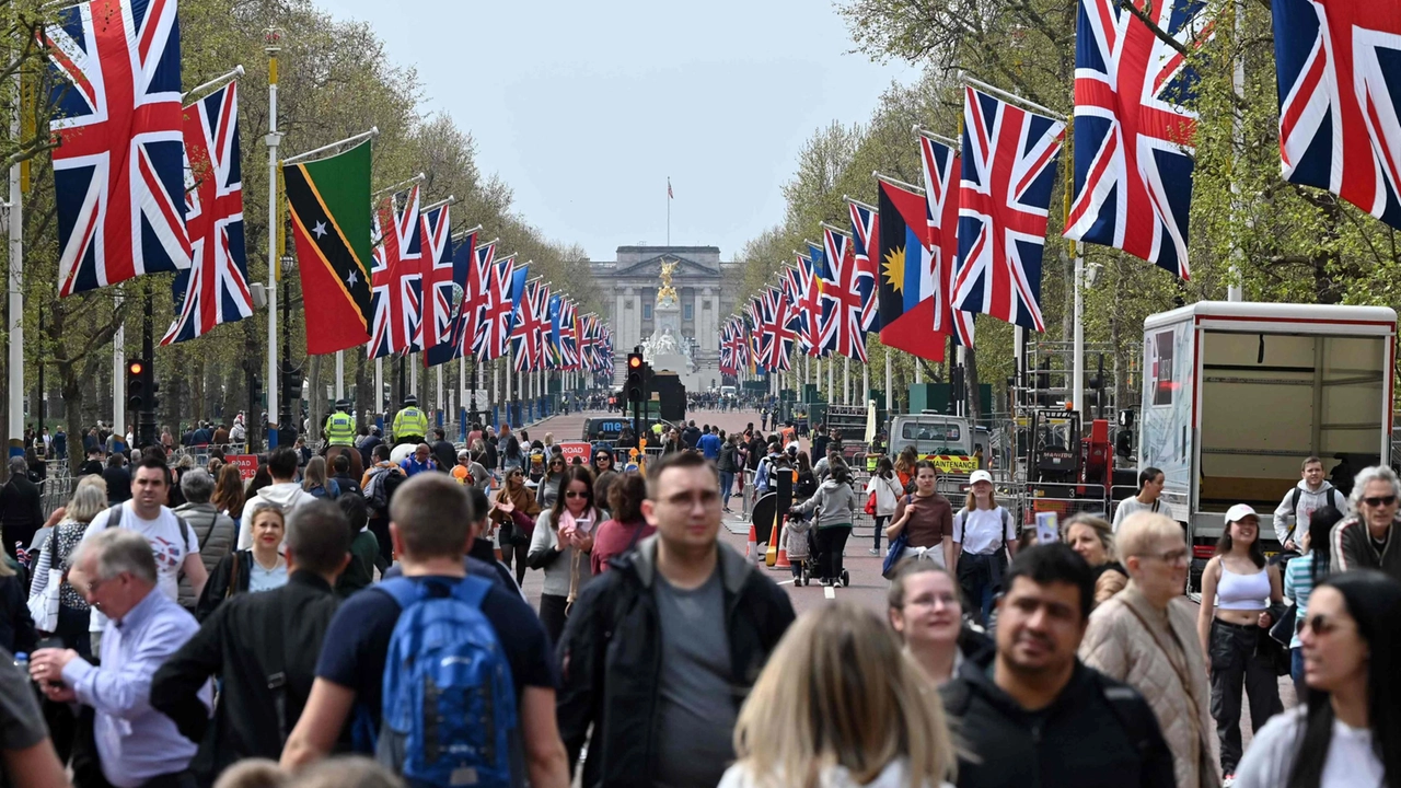 Un fiume di persone sotto le bandiere dell'Unione e del Commonwealth lungo il Mall (Afp)