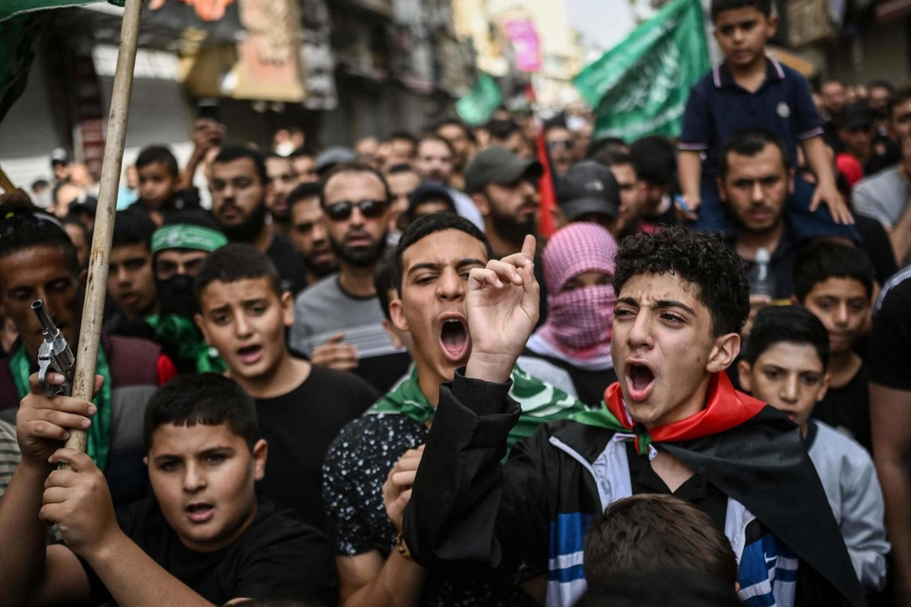 Giovani palestinesi protestano contro Israele nelle strade di Ramallah