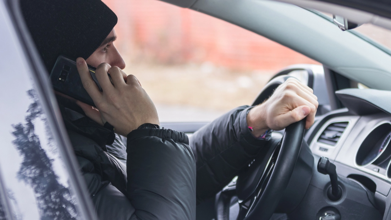 Cellulare alla guida. Per la Polstrada dovrebbe costare il ritiro della patente (iStock)