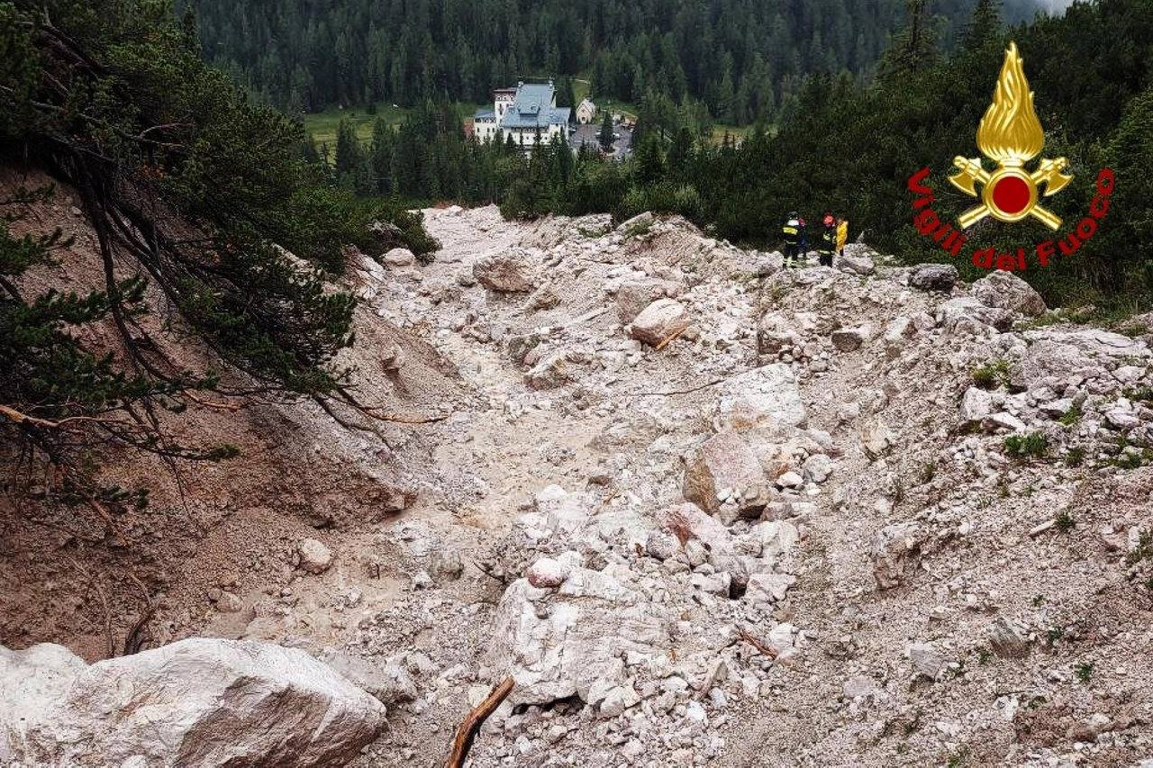 Cortina, frana minaccia gli alberghi a passo Tre Croci (Ansa)