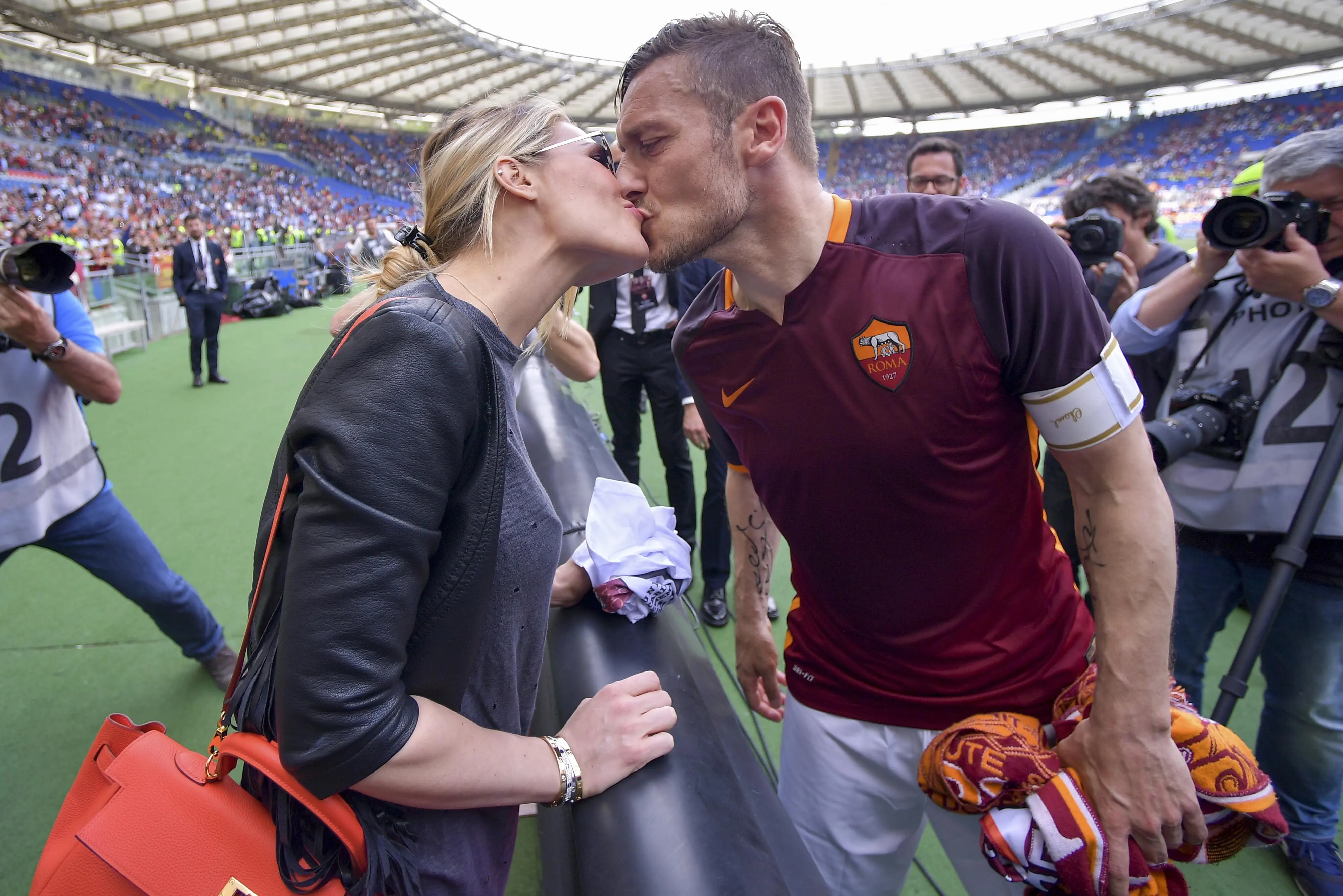 Totti e Ilary, brand di coppia: che magone la foto della terza incomoda