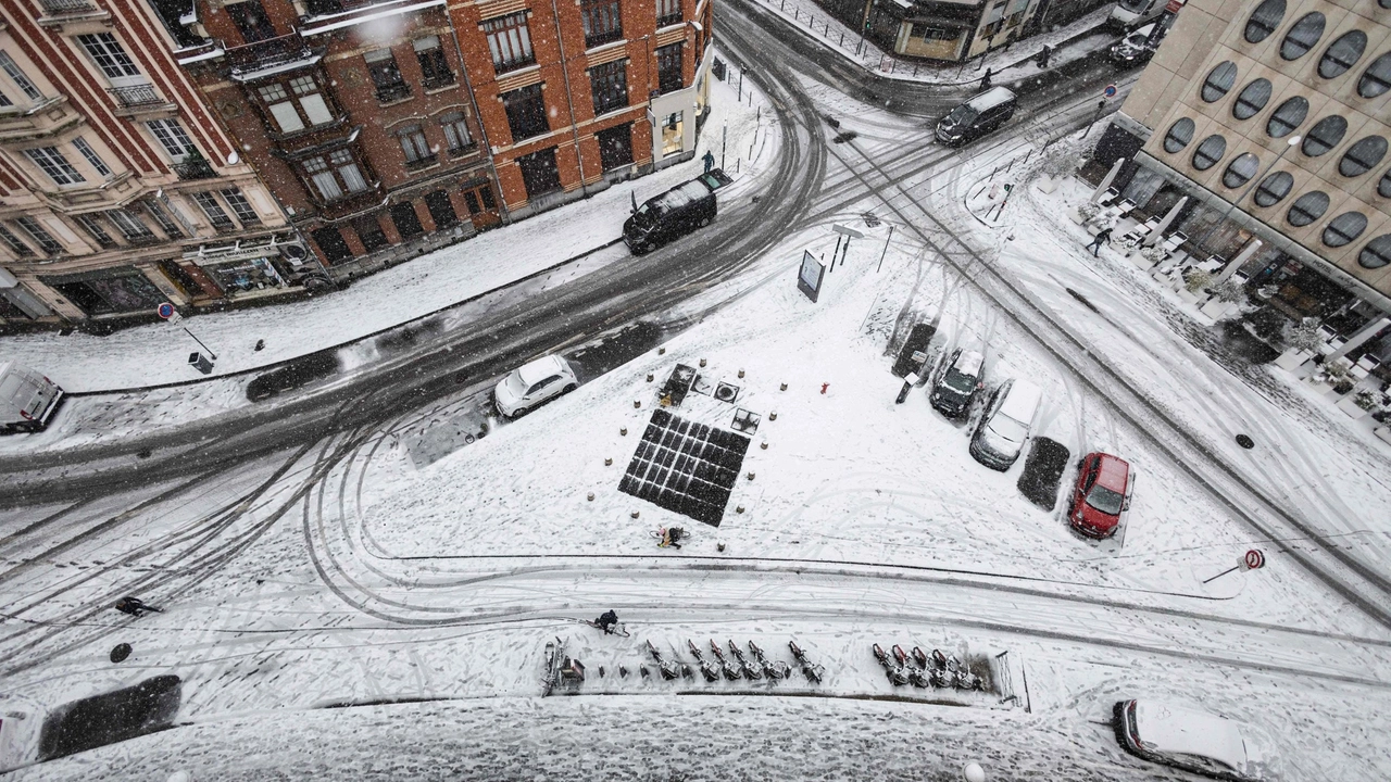 Francia, la neve a Lille (Ansa)