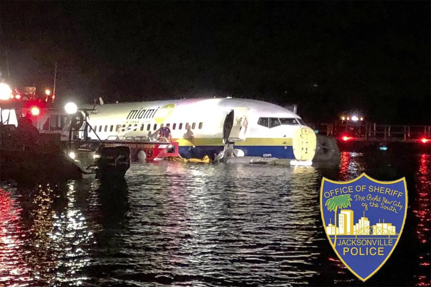 Florida, Boeing 737 atterra durante una tempesta e finisce in un fiume