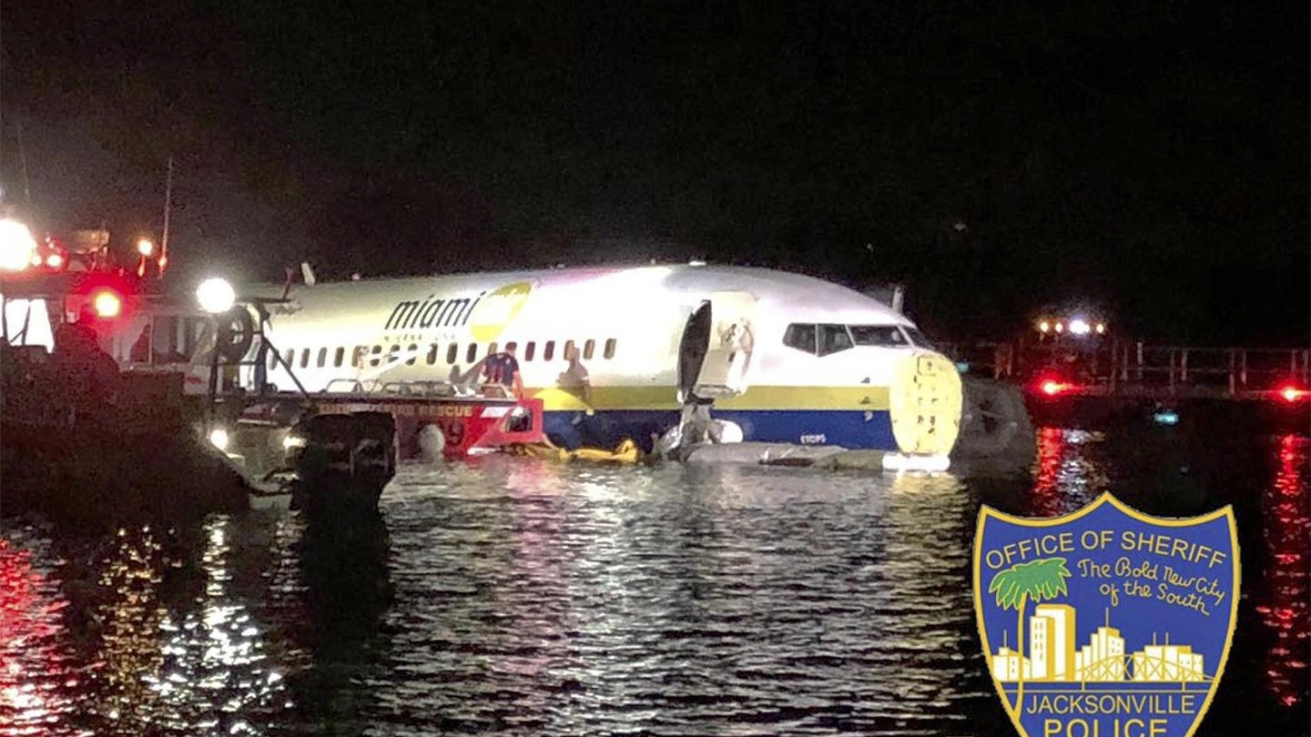 Il Boeing finito in un fiume durante un atterraggio d'emergenza in Florida (Ansa)