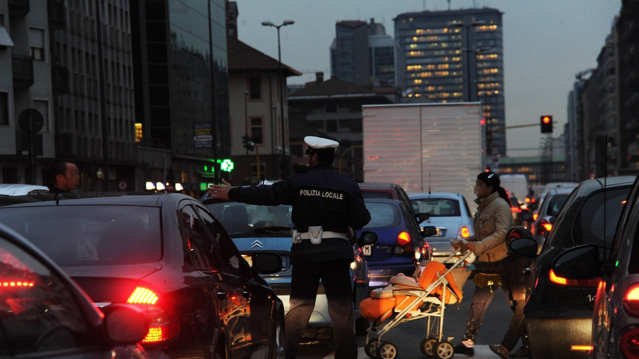 Ecotassa, il governo pronto a modifiche. Nella foto: auto e traffico (foto Newpress)