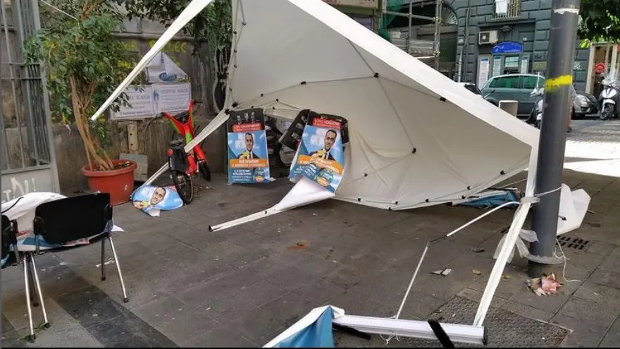 Napoli, distrutto gazebo di Impegno Civico. Di Maio: "Volontari malmenati: clima di odio"