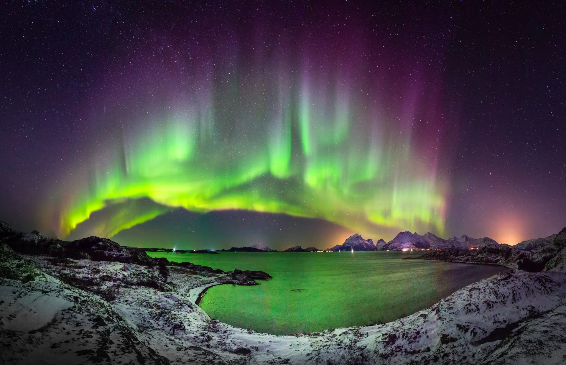 Aurora boreale, notti magiche sotto un igloo di vetro o in una calda piscina