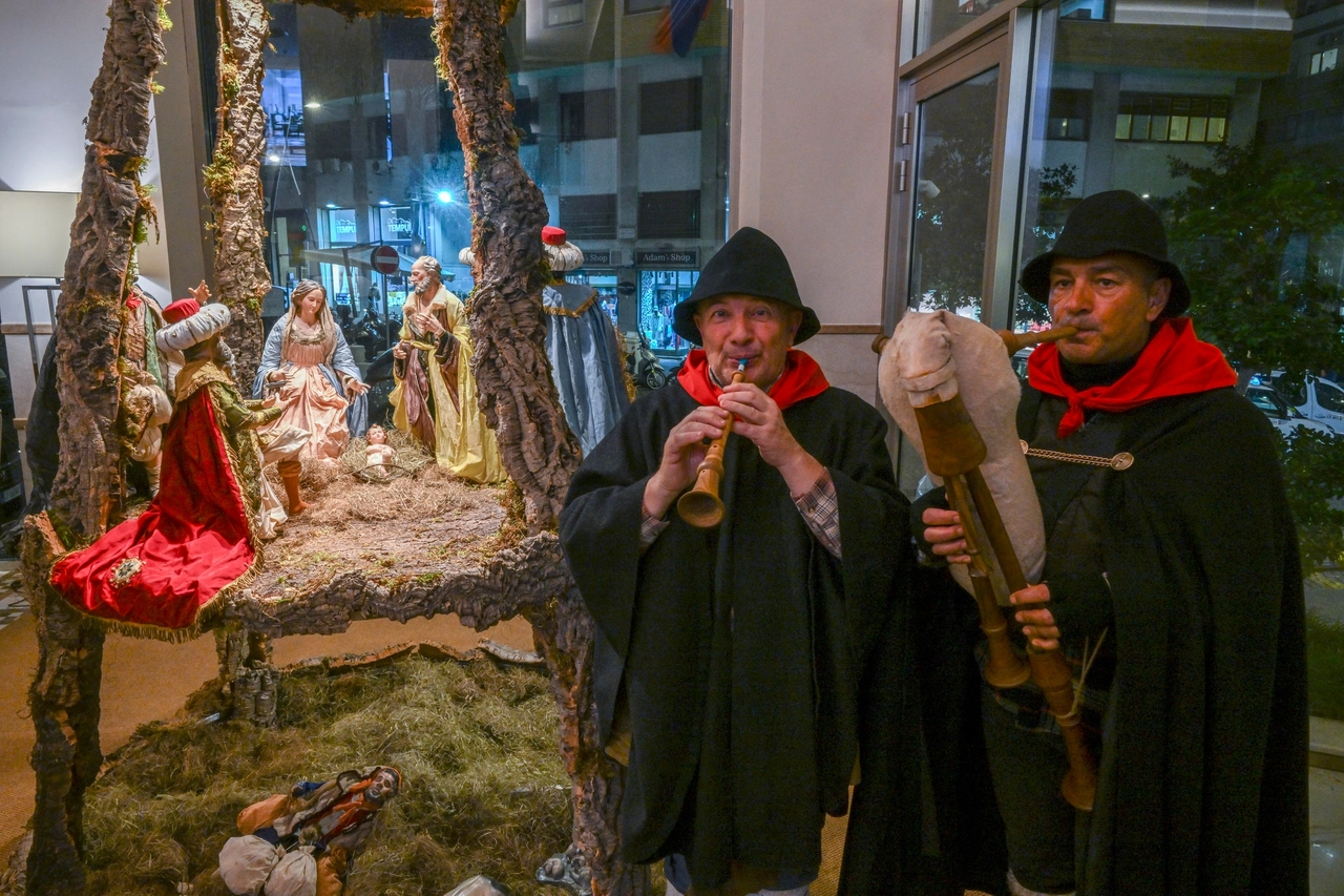 Presepe o albero? installazione a Napoli risolve dilemma