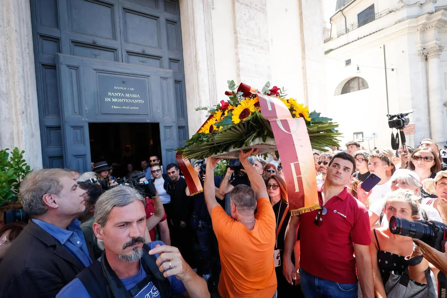 Folla In Attesa Dei Funerali Di Michela Murgia