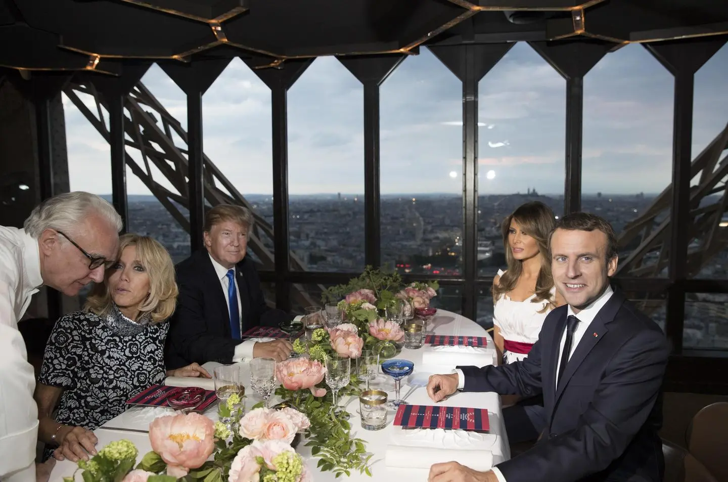 Parigi, Trump 'apre' sul clima. Look patriottico per Melania