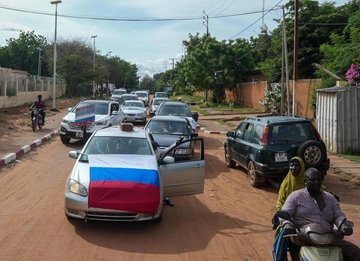 Niger, migliaia di filogolpisti assediano base militare francese. La Russia: “Ecco perché siamo contro un intervento militare”