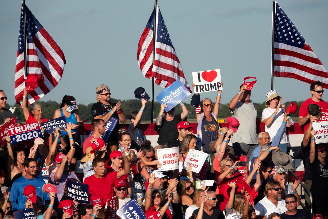 Supporter di Trump in Florida, nessuna mascherine e niente distanziamento (Ansa)