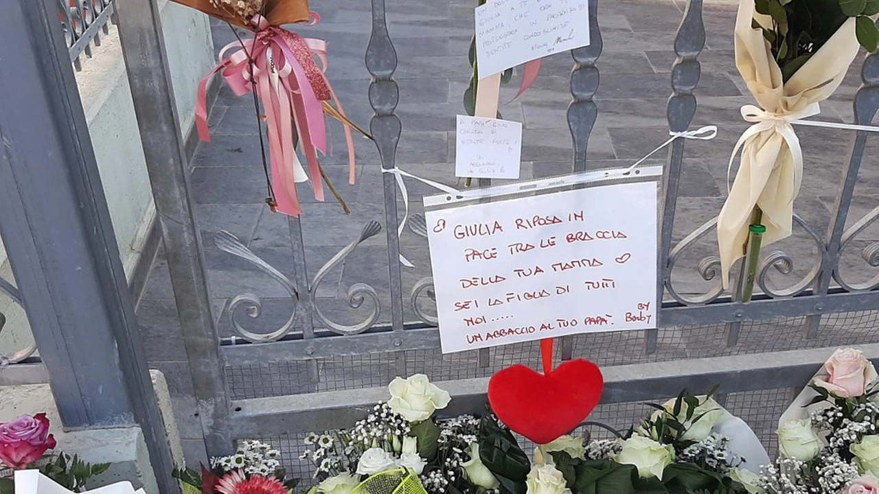 Fiori e messaggi davanti a casa Giulia, 'sei la figlia di tutti'