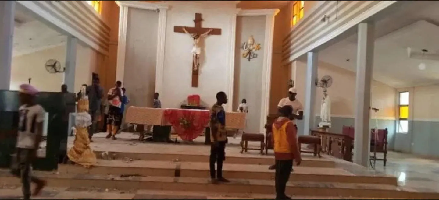 Nigeria, commando spara dentro chiesa cattolica. "Almeno 50 morti"