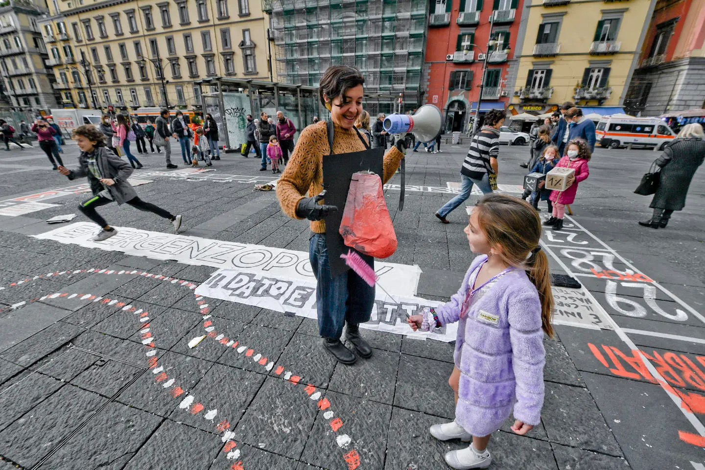 Covid Napoli, genitori no green pass e bambini in piazza, ecco Emergenzopoly