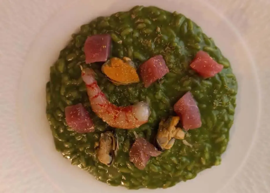 Risotto al basilico con pesce crudo e cotto