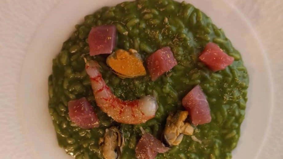 Risotto al basilico con pesce crudo e cotto