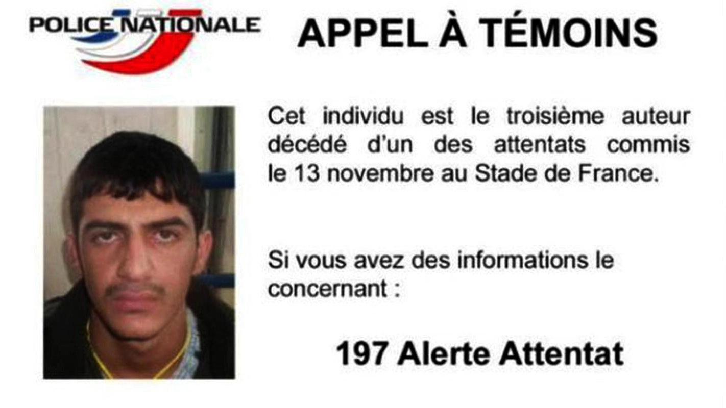 La polizia francese ha diffuso l'identikit del terzo kamikaze dello Stade de France