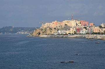 Campi Flegrei, l’altra faccia del terremoto: raffica di disdette dall’estero e turismo in ginocchio