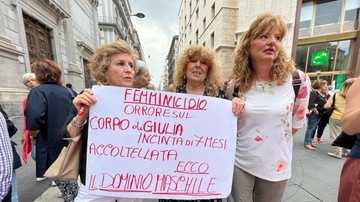 Napoli, presidio e fiaccolata per Giulia e dire basta ai femminicidi