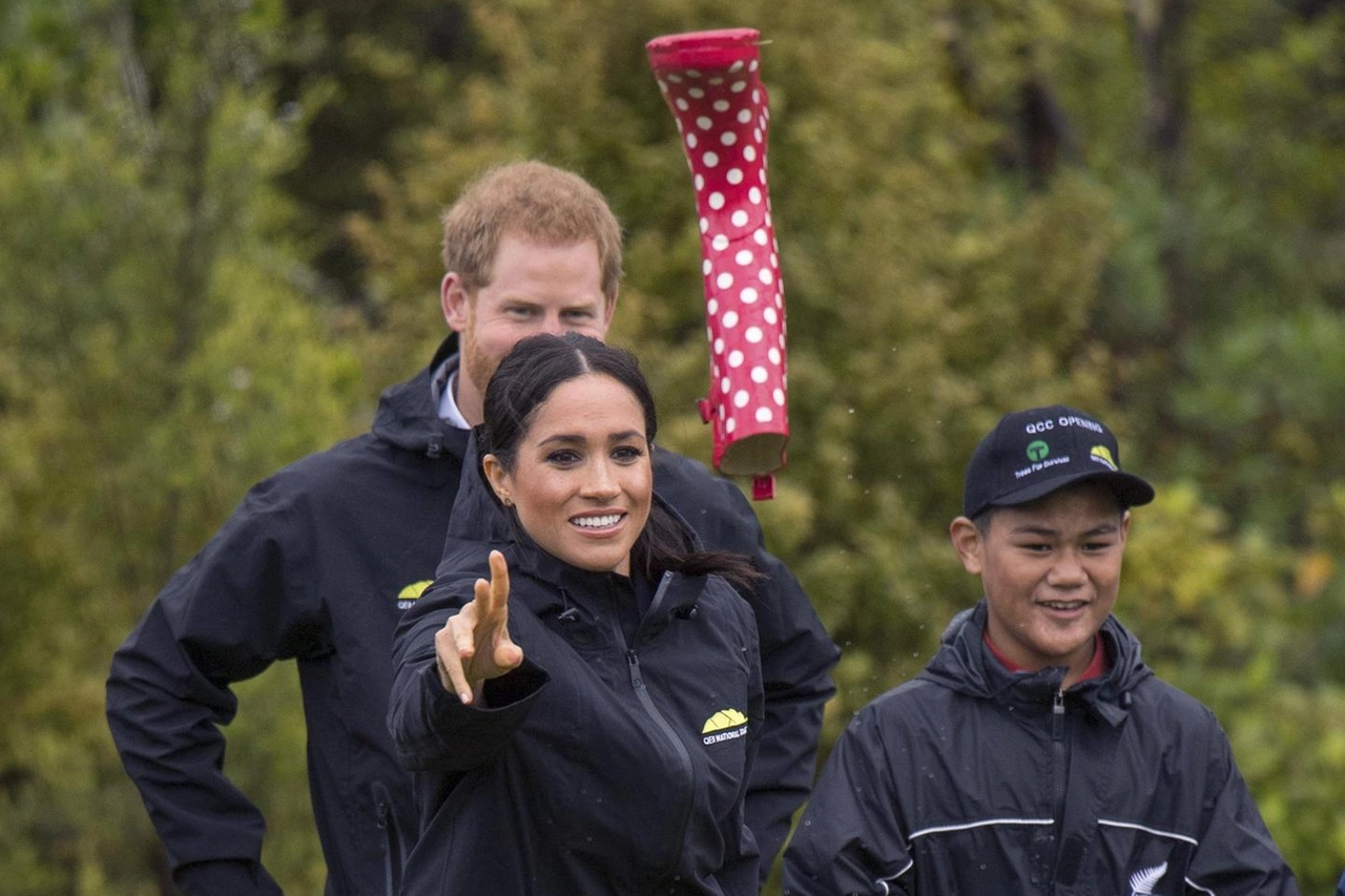 Meghan Markle gioca al lancio dello stivale (Ansa)