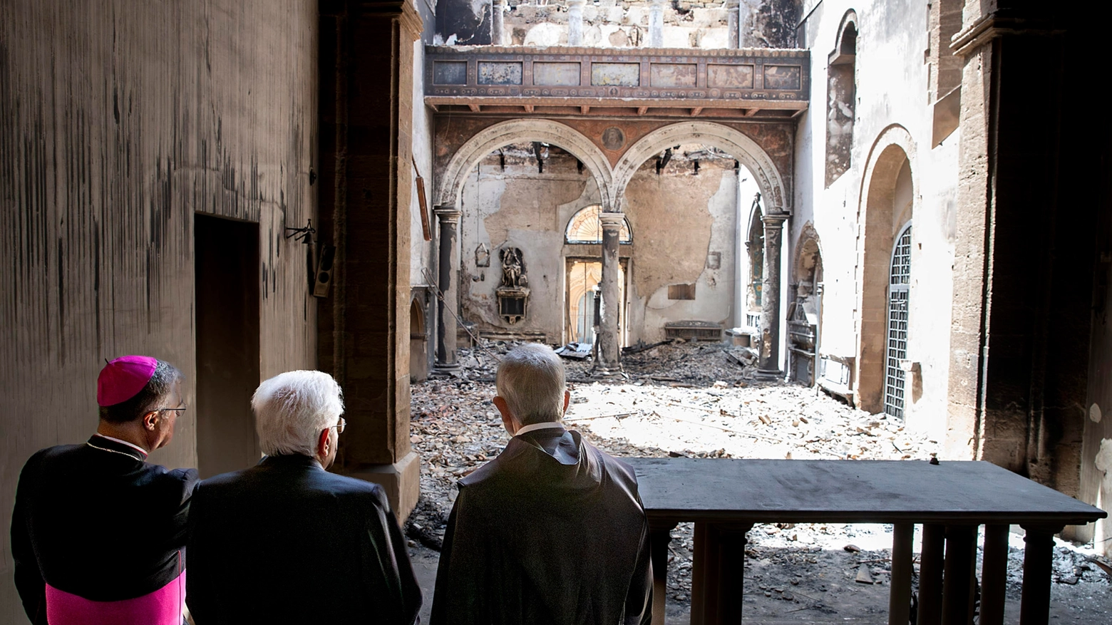 Mattarella visita la chiesa distrutta dalle fiamme a Palermo (Ansa)