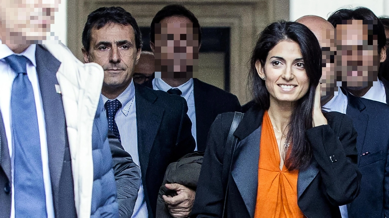 Virginia raggi con l'ex capo della segreteria Salvatore Romeo (Ansa)