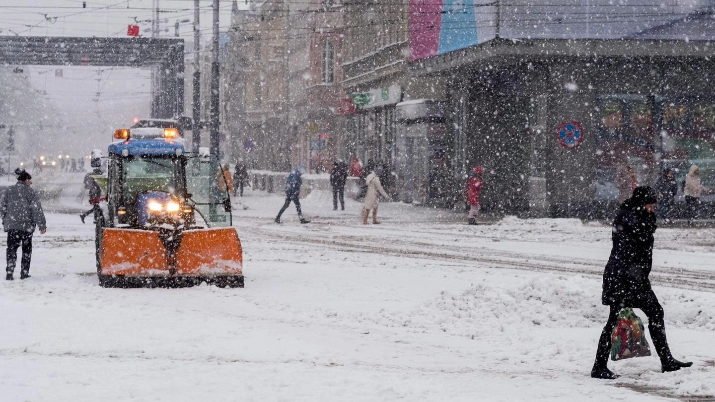 Previsioni meteo, irruzione di aria artica porterà gelo e neve (Ansa)