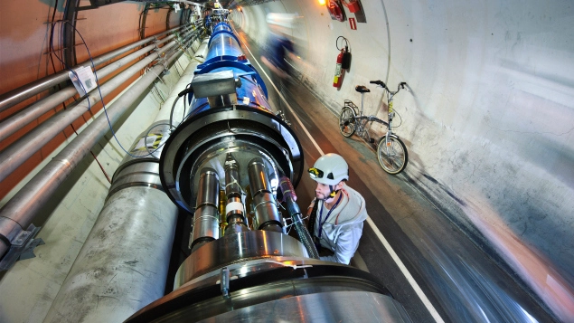 Il più grande acceleratore di particelle al mondo, con 27 chilometri di circonferenza a 100 metri di profondità