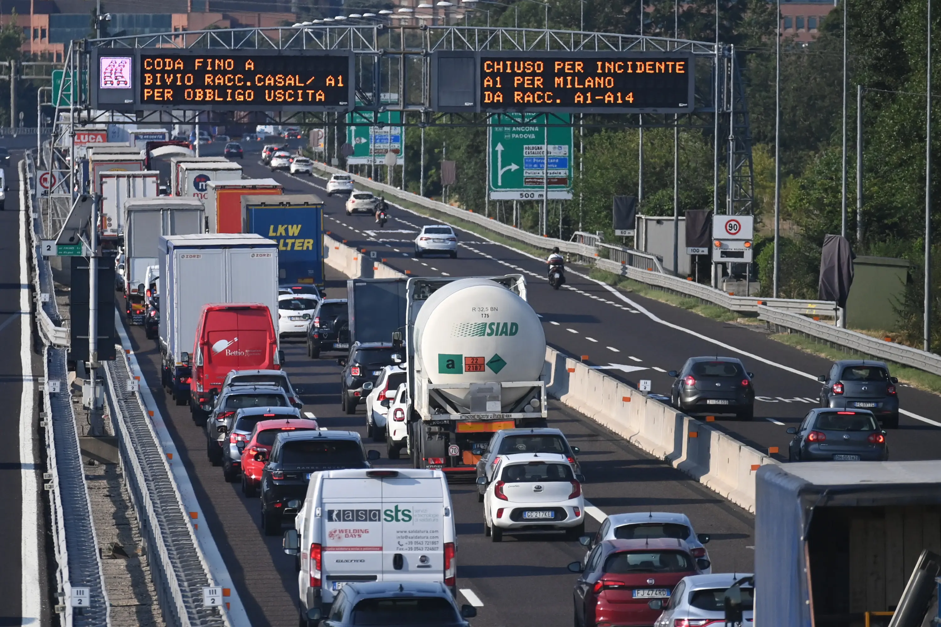 Incidente oggi, inferno sull'A1: autostrada in tilt. Coinvolti 15 mezzi e militare morto